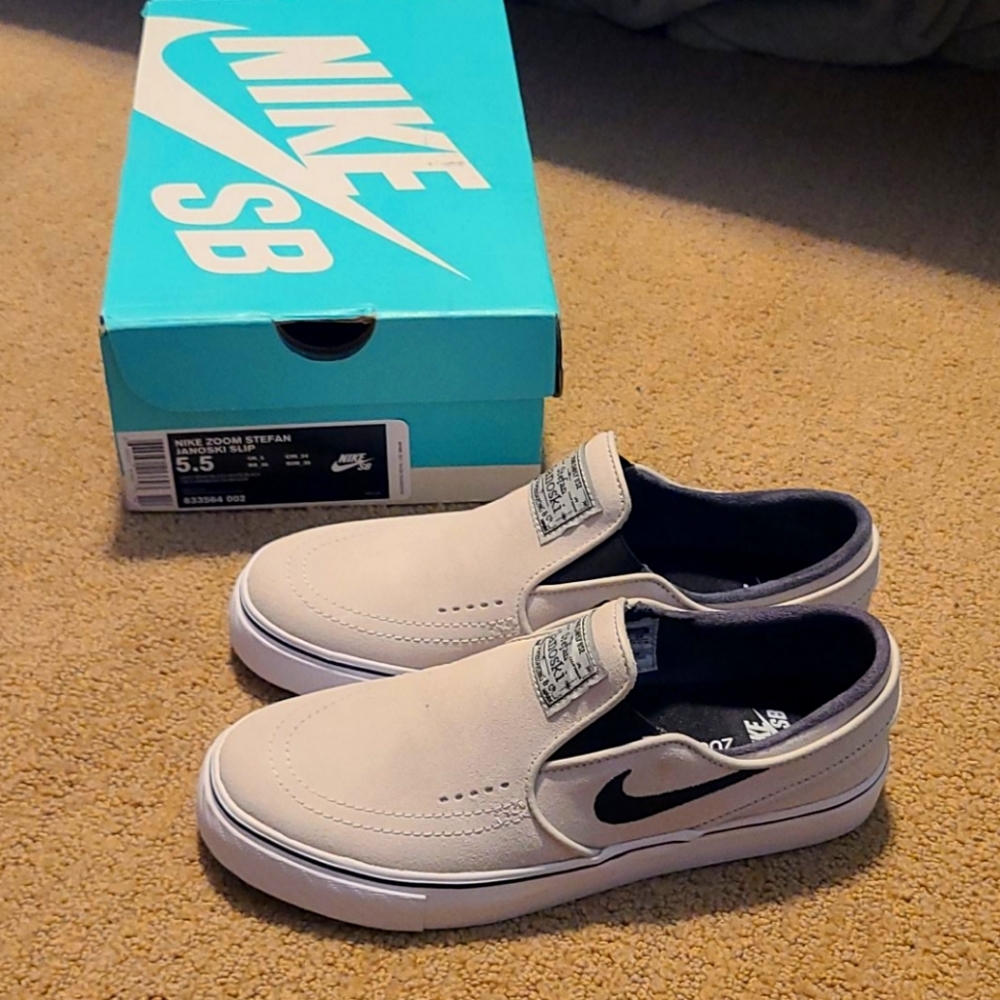 Nike SB's laceless